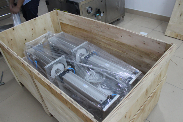 машина внатре дрвена кутија.jpg