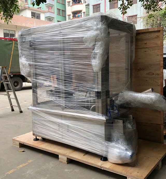 Машина за покривање тегли со крем во дрвена кутија