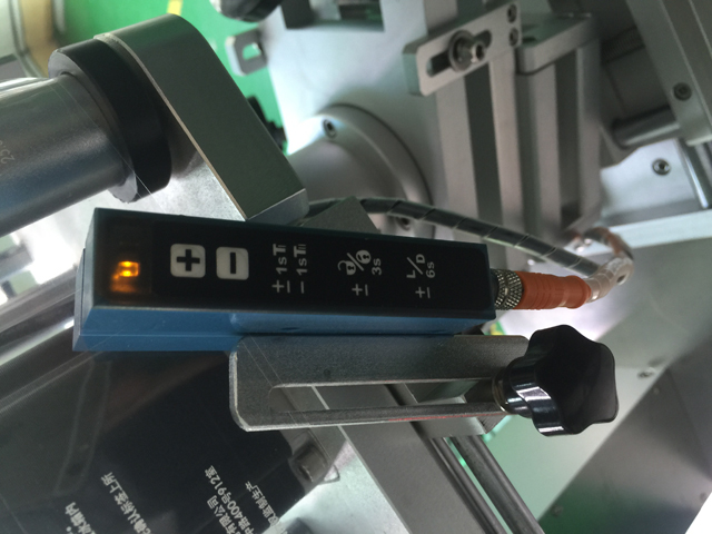 сензор за откривање етикети транспарентен.jpg